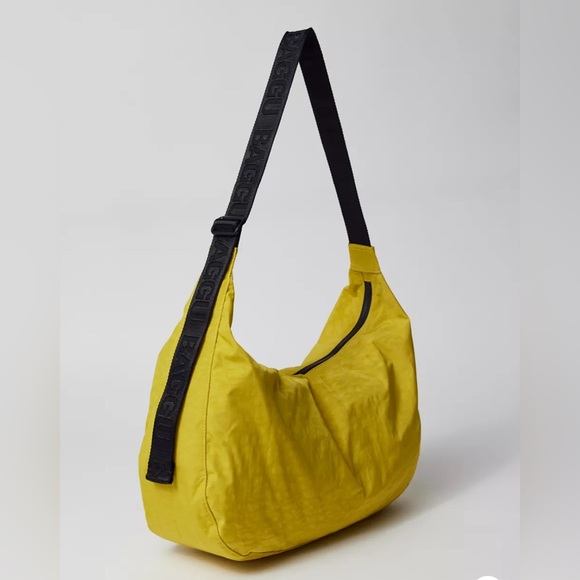 🆕 Large Nylon Crescent Bag. Over the shoulder bag in a cool chartreuse color 😍 - Picture 3 of 5
